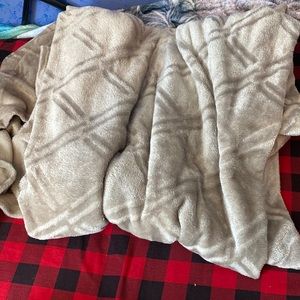 Queen sized blanket soft fuzzy